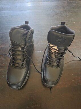Black Nike boots like new